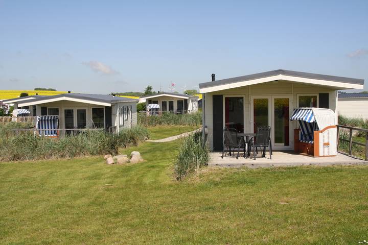 Camping voor 5 personen, with whirlpool and sauna as well as terras aan de Oostzee