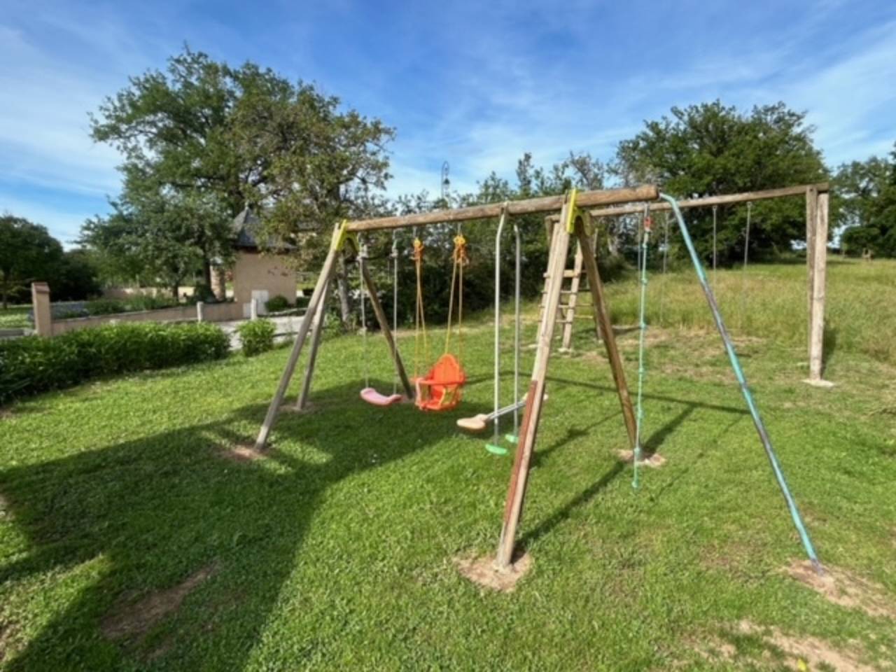 Ferienhaus 'Gîte Enzo' mit privater Terrasse, privatem Garten und Balkon in Cabanès, Aveyron