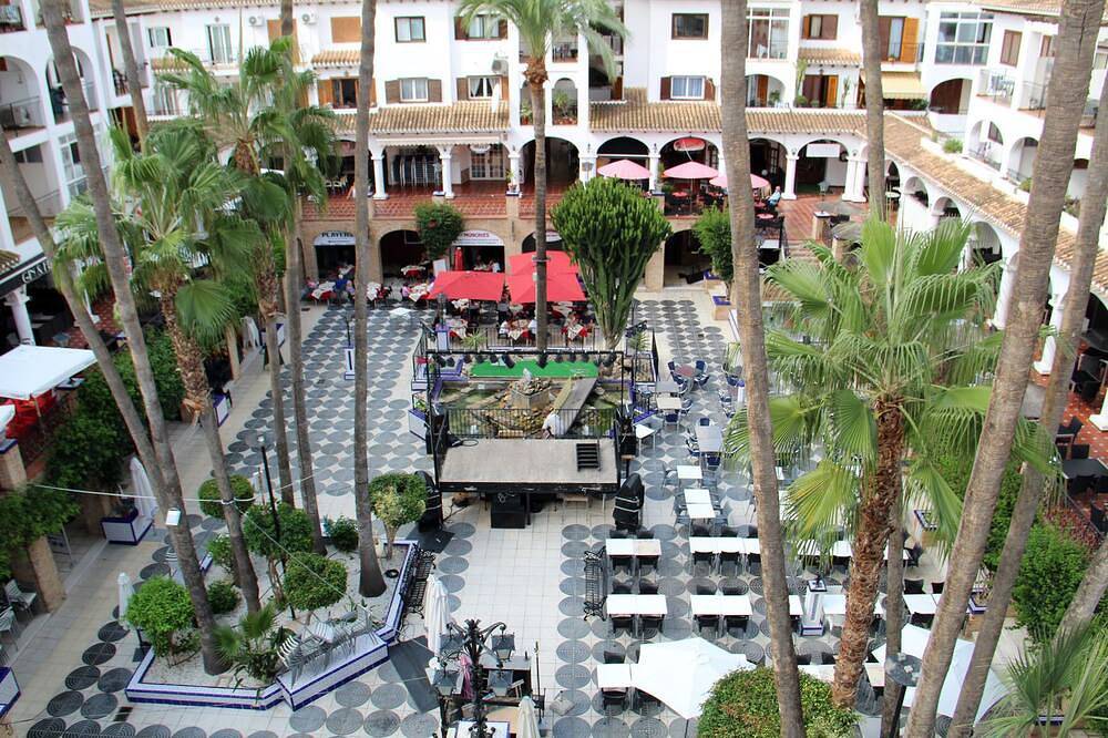 Apartamento entero, El Penthouse perfecto en la Plaza Villamartin con vistas al interior de la plaza. in Brisas y Golf, Orihuela