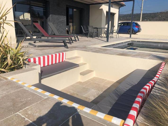 Location de vacances pour 6 personnes, avec vue ainsi que piscine et jardin à Villes-sur-Auzon - 2