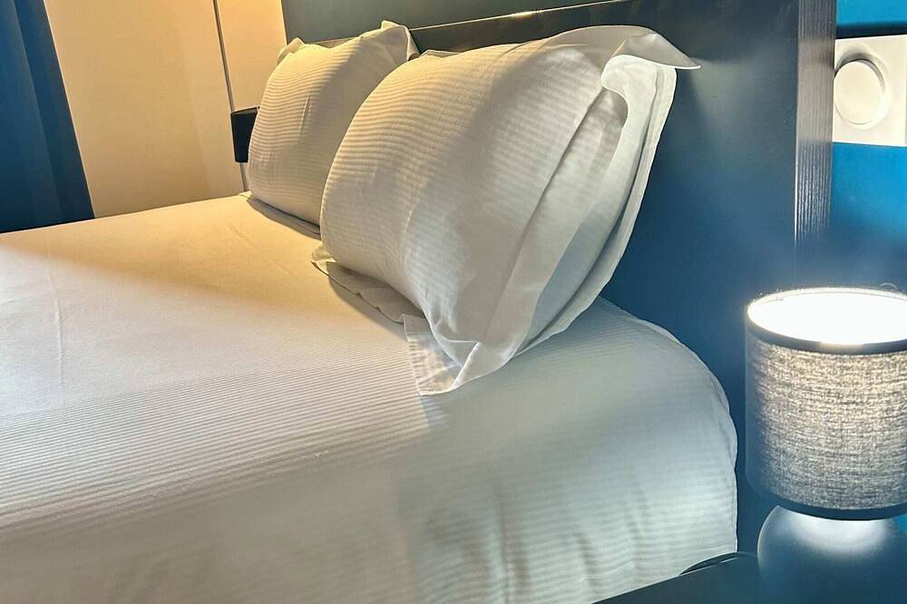 Entire apartment, Apartment 4 persons air-conditioned 1 bedroom + sofa bed Puy de Cômes 203 in Châtel-Guyon, Volcans d'Auvergne Regional Nature Park