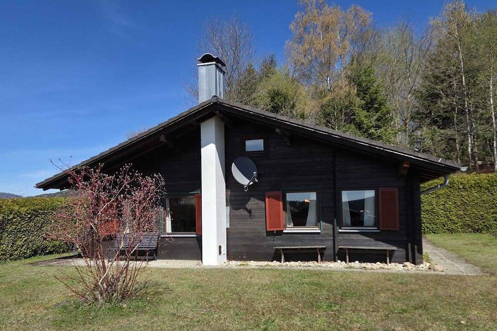 Die Schmugglerhütte. Kachelofen, Waldrand, eingezäunt, bis zu 3 Hunde willkommen in Haus im Wald, Grafenau
