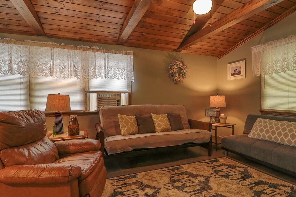 Gemütliches Ferienhaus mit privatem Deck - zu Fuß zum Short Sands Beach, 2 Hunde willkommen! in York Beach, Cape Neddick