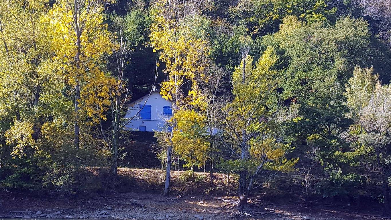 Maison en bordure Lac Castelnau-Lassouts (Cabanac) in Sainte-Eulalie-d'Olt, Parc naturel régional de l'Aubrac
