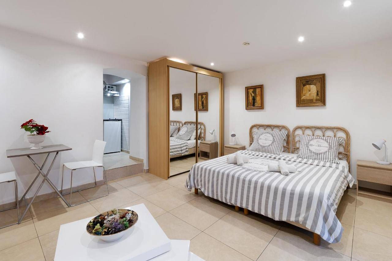 Studio indépendant en villa Calme, Jardins et Piscine à 5 min de la Mer in Nice, Côte méditerranéenne (France)