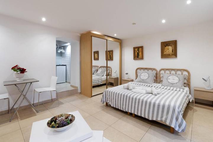 Maison d’hôte pour 3 personnes, avec piscine et jardin à Nice