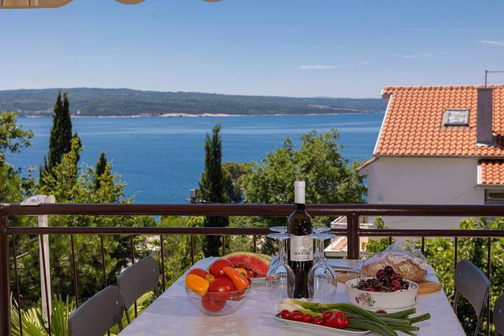 Ferienwohnung für 5 Personen, mit Balkon und Terrasse sowie Garten in Crikvenica