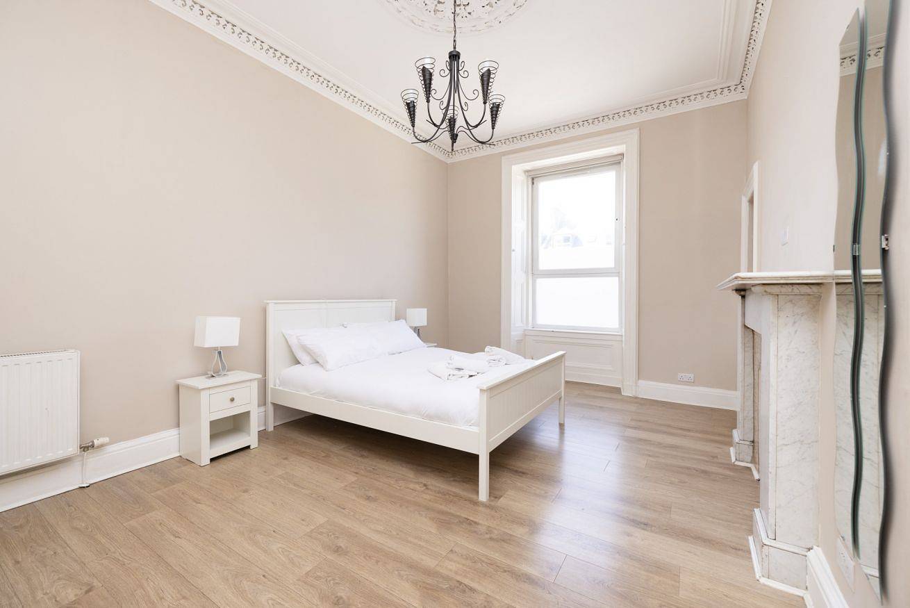 Entire apartment, Airy Apartment Close to Leith Links Park in Leith, Edinburgh