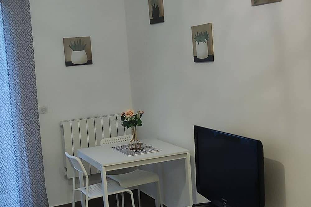 Entire apartment, Lovely 30 m2 studio 7 km from Paris and 7.5 km from Orly airport in Chevilly-Larue, Val-de-Marne