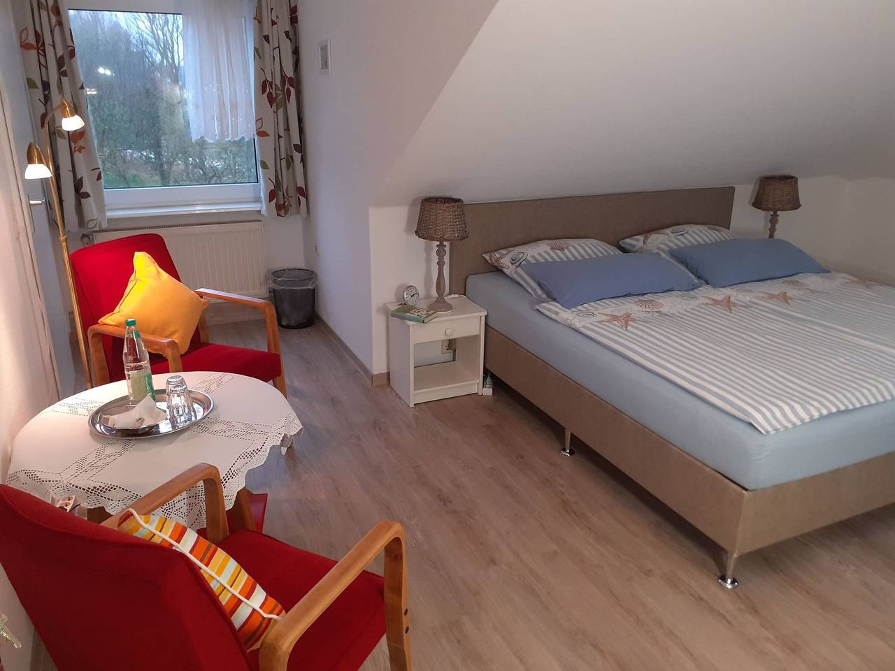 Ganze Ferienwohnung, Gästezimmer mit Terrasse in Pilsum, Krummhörn