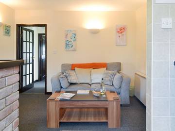 Log Cabin for 2 People in Priddy, Somerset, Photo 3