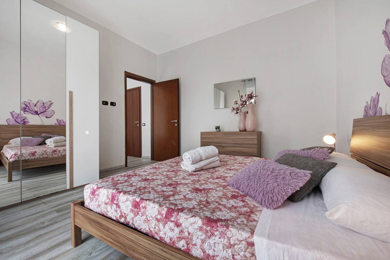 Zimmer 'Rosa' mit gemeinsamer Terrasse, Balkon und Wi-Fi in Alzate Brianza, Brianza