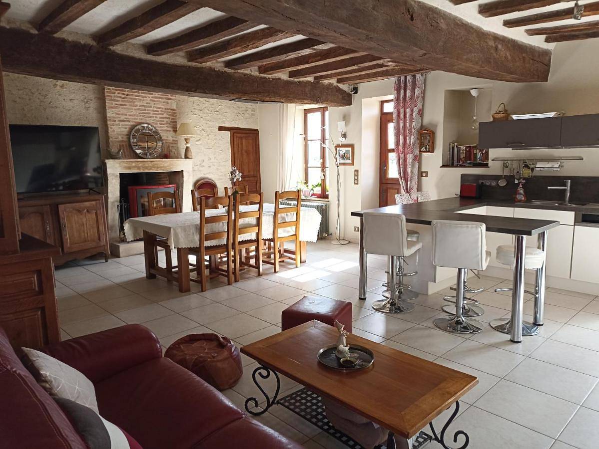 Four-Bedroom House in Saulnay, Région de Le Blanc