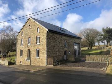 Gîte pour 15 personnes, avec vue et jardin dans Dinez
