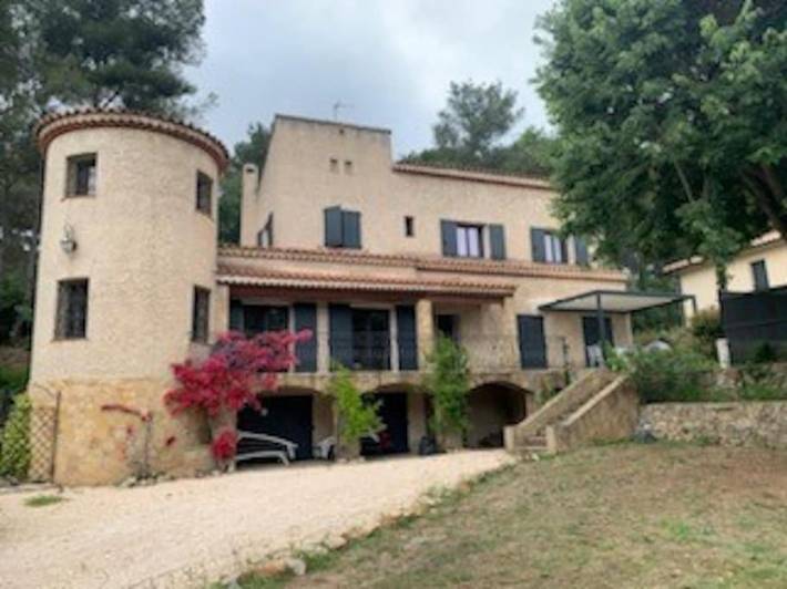 Villa pour 8 personnes, avec piscine ainsi que jardin et terrasse, animaux acceptés à Sanary-sur-Mer