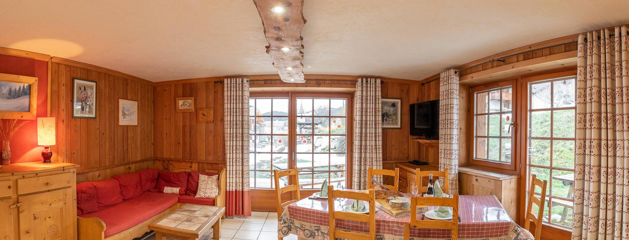 Appartement entier, Appartement "L'epicéa" avec vue sur les montagnes, terrasse privée et Wi-Fi in Sollières-Sardières, Région de Saint-Jean-de-Maurienne