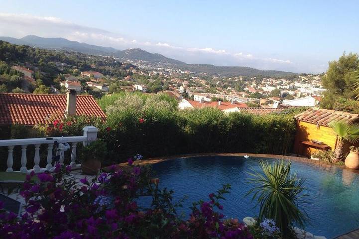 Maison de vacances pour 4 personnes, avec terrasse ainsi que piscine et jardin à Ollioules