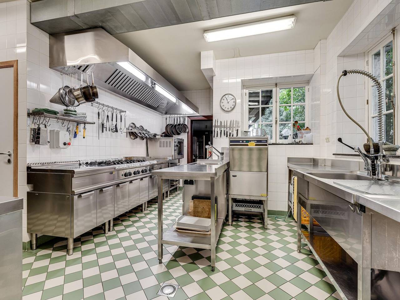 Imposing Holiday Home in Vielsalm with Recreation Room & Tennis Court in Vielsalm, Bastogne