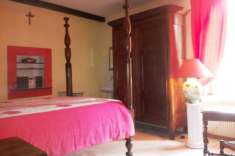 Family suite at Priory with park access and spacious rooms in Aydoilles, Épinal e dintorni