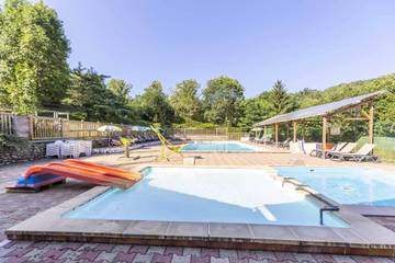 Chalet pour 5 personnes, avec terrasse ainsi que piscine et vue, animaux acceptés en Ardèche