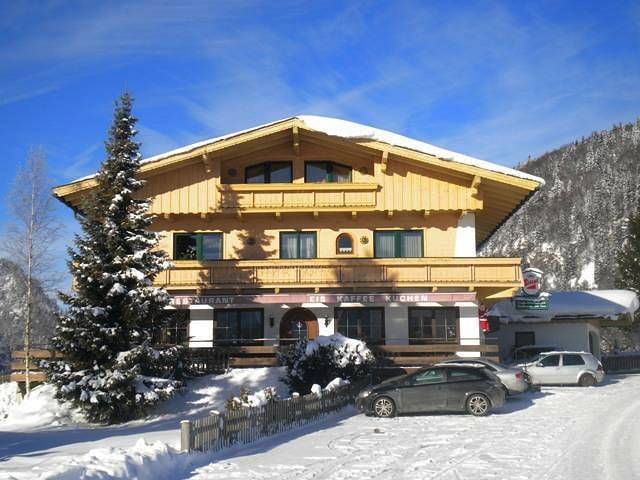 Ferienwohnung für 4 Personen, mit Ausblick und Garten sowie Seeblick, kinderfreundlich in Kössen