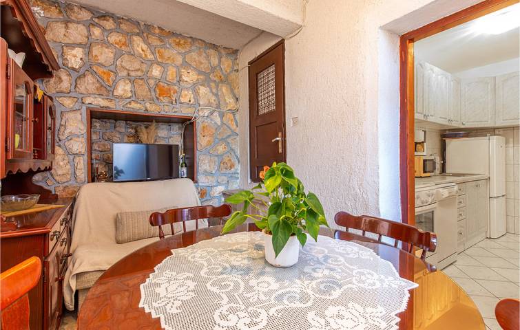Ganze Ferienwohnung, Ferienwohnung mit Meerblick, Terrasse, WLAN und Parkplatz in der Nähe von Novi Vinodolski in Novi Vinodolski, Primorje-Gorski Kotar