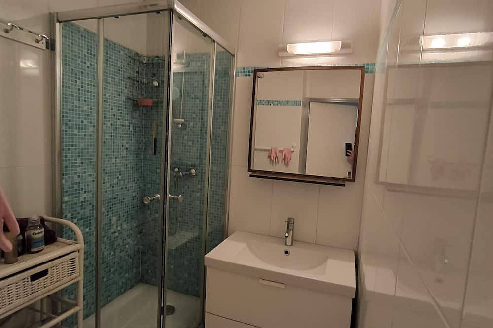 Appartement entier, Chambre double privée. in Vénissieux, Rhône