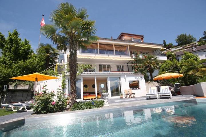 Ferienwohnung für 4 Personen, mit Balkon und Whirlpool sowie Terrasse und Garten in Oberhofen am Thunersee