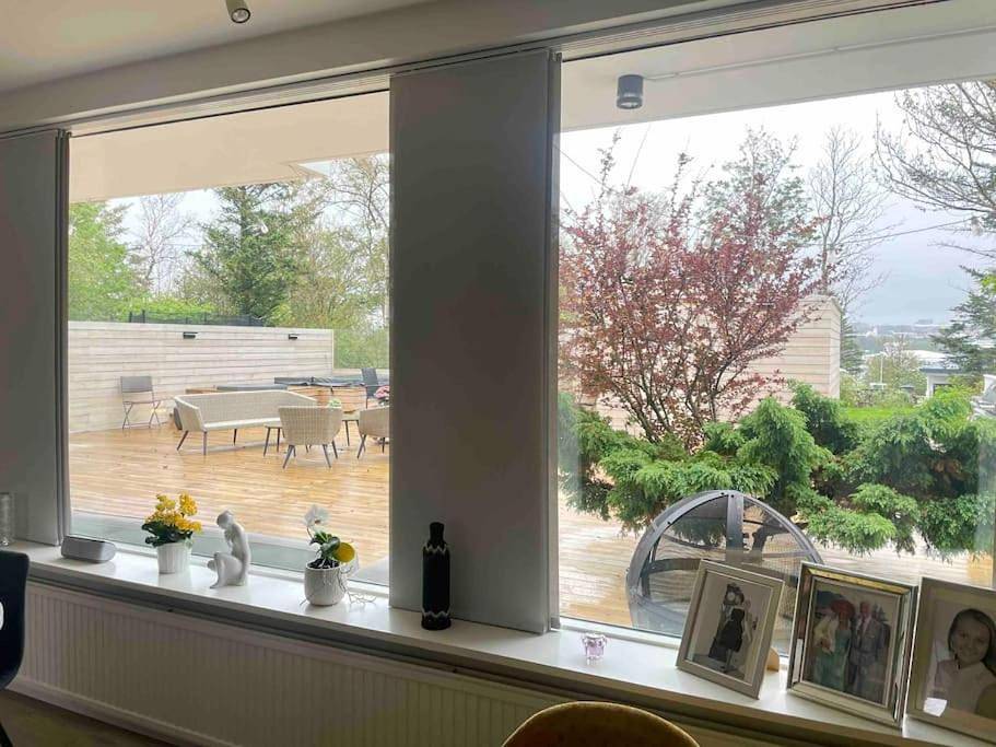 Bright house for 6 people, with hut tub in garden in Reykjavik, IJsland