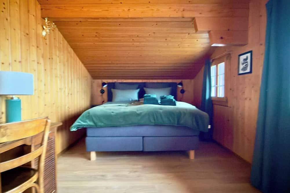 Elegant Family Chalet with Lake & Mountain Views in Leissigen, Thunersee