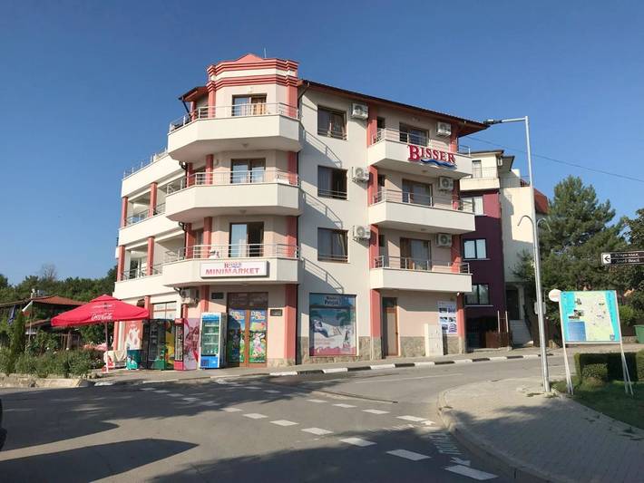 Hôtel pour 2 personnes, avec piscine ainsi que bassin pour enfant et balcon