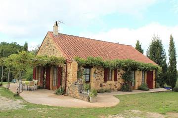 Gîte pour 4 personnes, avec jardin à Mazeyrolles