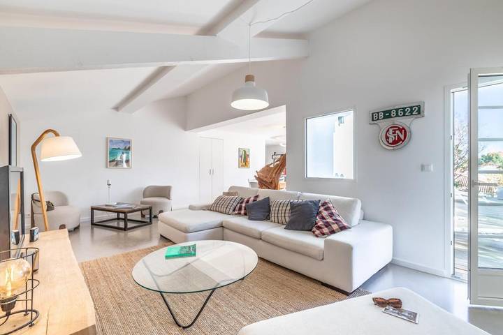 Location de vacances pour 10 personnes, avec terrasse ainsi que jardin et piscine dans Office De Tourisme De Guethary - 3