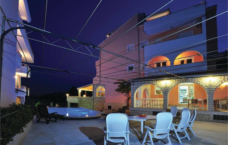 Cozy 1-Bed Apartment with Pool & Terrace, 600m to Uvala Bočići Beach in Okrug Gornji, Ciovo