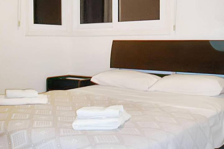 Gîte pour 4 personnes, avec terrasse ainsi que jardin et piscine dans Oróklini - 2