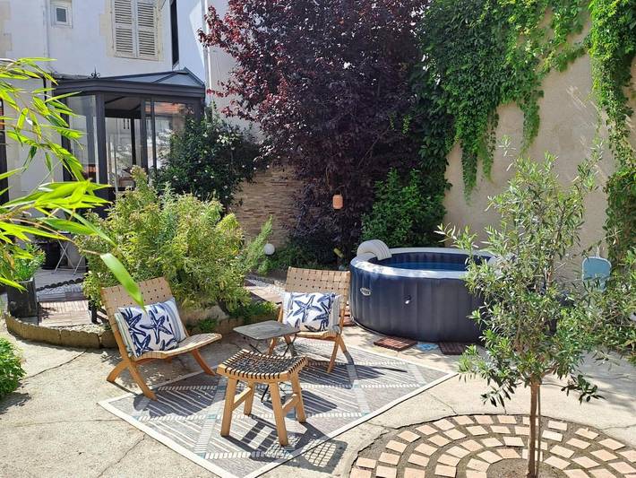Gîte pour 2 personnes, avec Jacuzzi et Terrasse ainsi que Jardin et Vue dans Thermes Callou