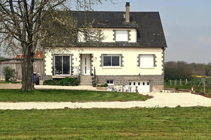 Location de vacances pour 14 personnes, avec Balcon et Terrasse ainsi que Jardin et Vue à Barenton