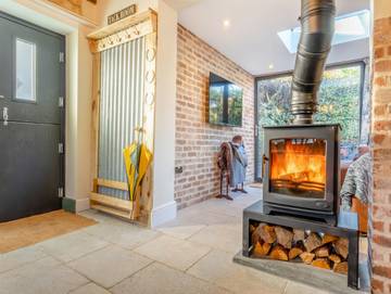 Log Cabin for 2 People in Melton, Leicestershire, Photo 3