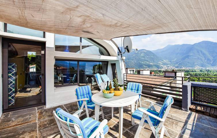 Ganze Ferienwohnung, Haven mit Seeblick, AC, Parkplatz, Terrasse und Internet am Iseosee in Branico, Costa Volpino
