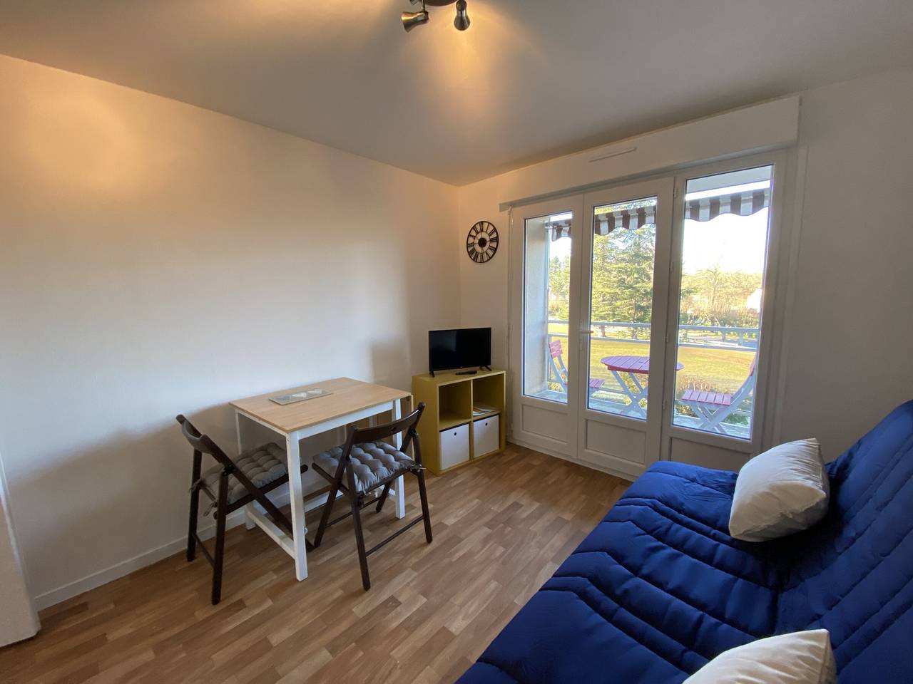 Entire apartment, 1-bedroom near Connétable Thermal Baths with balcony and Wi-Fi in La Roche-Posay, Vienne