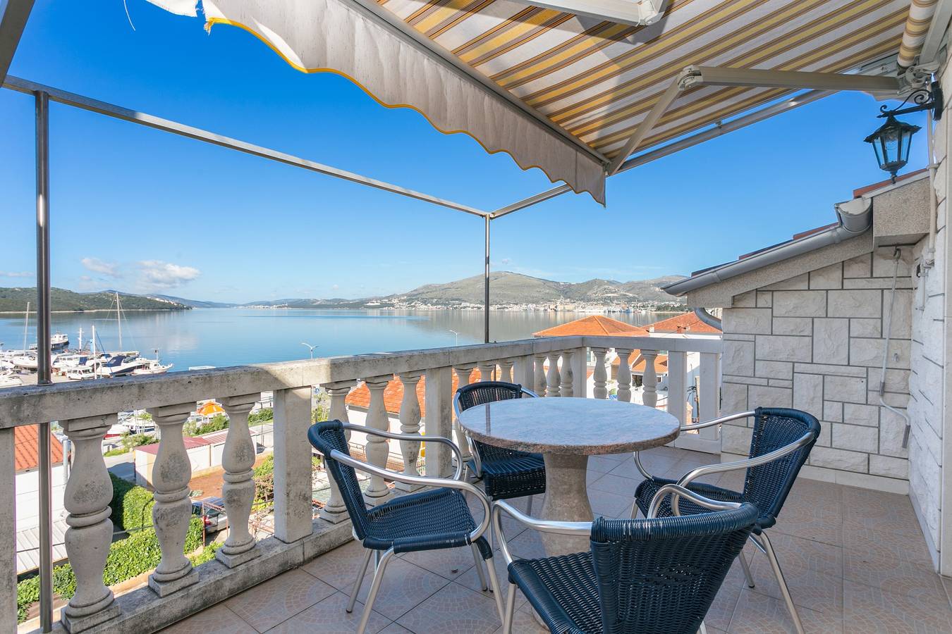 Ganze Wohnung, 1-Zimmer-Ferienwohnung mit Terrasse und Meerblick Okrug Gornji, Ciovo A-11374-b in Okrug Gornji, Ciovo