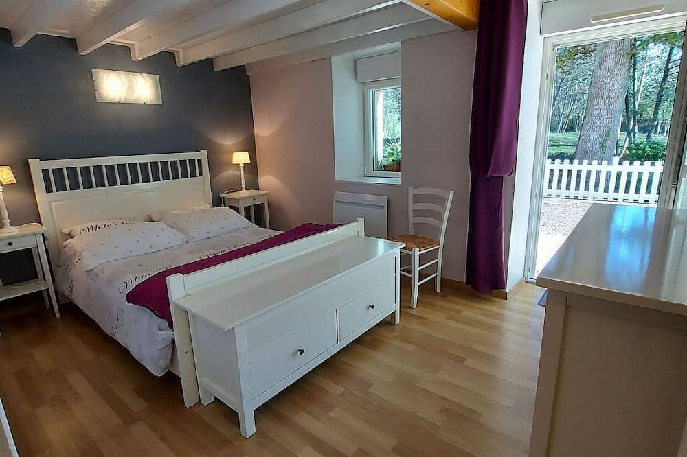Grande maison avec étang privé, pêche, proche de Sainte-Suzanne - Accueil jusqu'à 8 personnes in Voutré, Mayenne