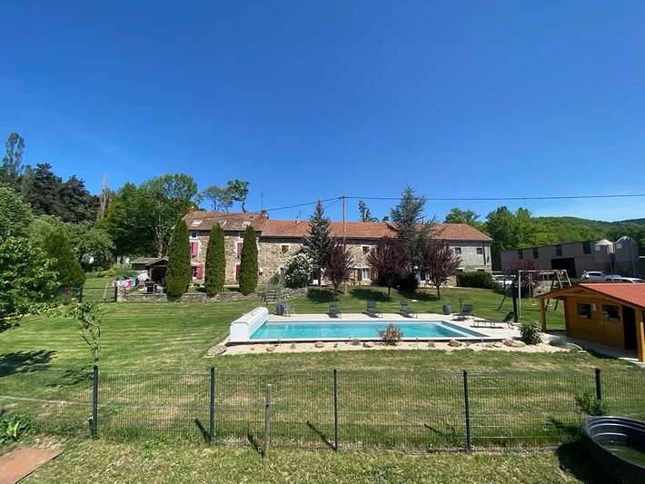 Location de vacances pour 6 personnes, avec Terrasse et Piscine dans le Cantal