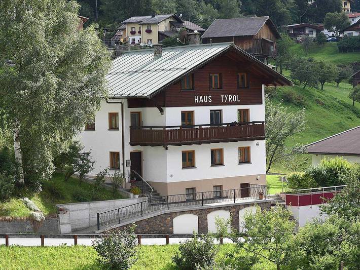 Ferienwohnung für 4 Personen, mit Ausblick und Garten in Tobadill