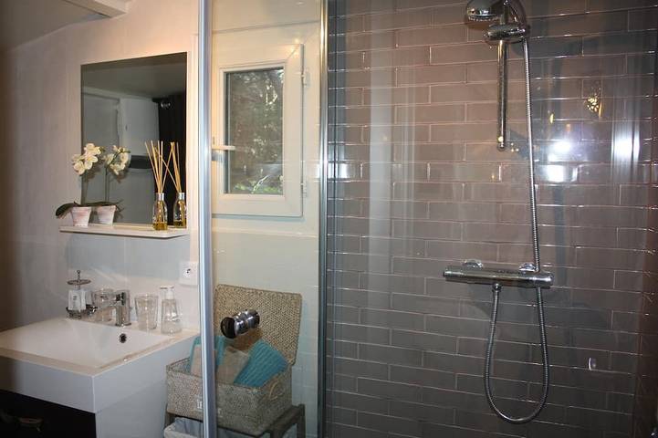 Gîte pour 2 personnes, avec jardin ainsi que piscine et terrasse à Gémenos - 4