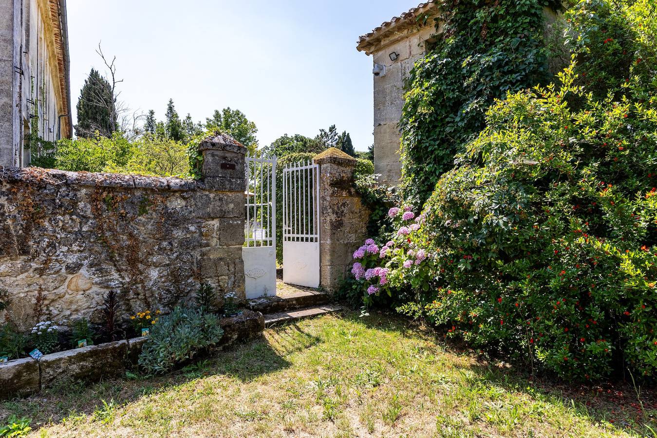 Chambre d’hôtes « Chambre Merlot » avec piscine partagée, terrasse partagée et Wi-Fi in Saint-Germain-du-Puch, Région de Libourne