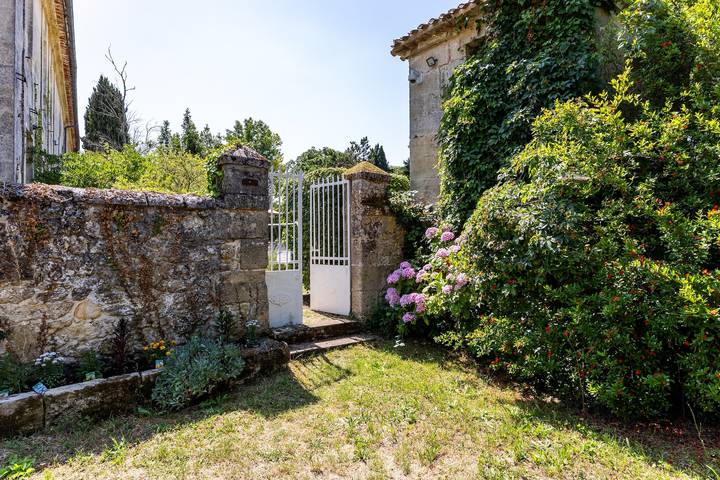 Bed and Breakfast 'Chambre Merlot' with Shared Pool, Shared Terrace and Wi-Fi in Saint-Germain-du-Puch, Libourne region