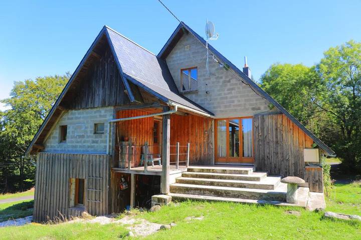 Location de vacances pour 14 personnes, avec jardin et vue, animaux acceptés à Chastreix