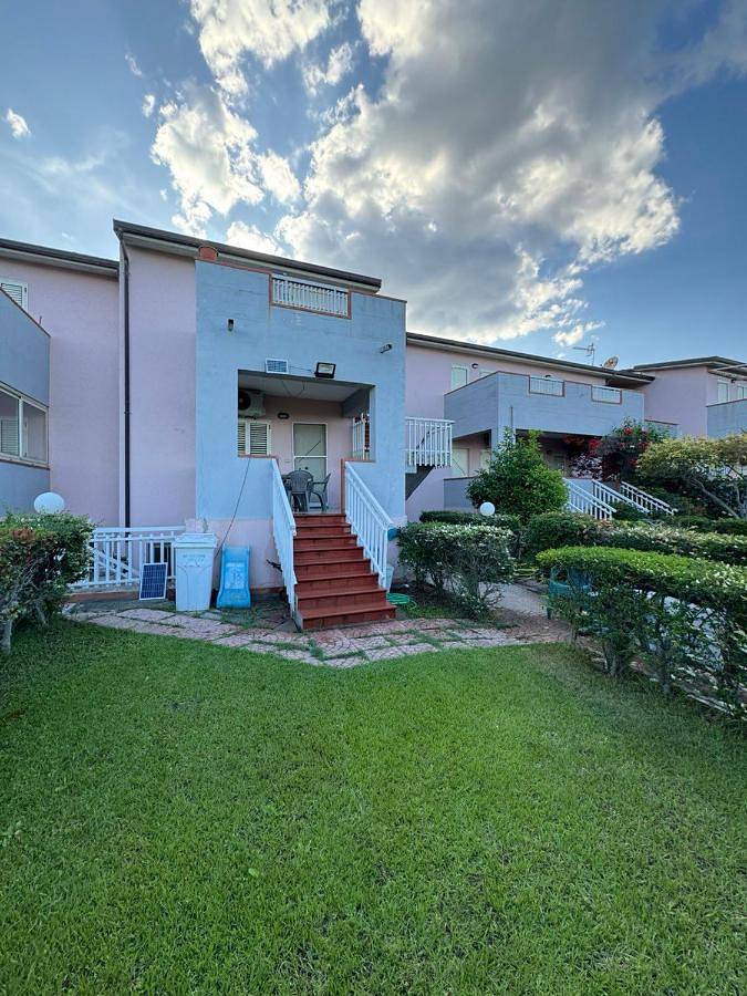 Location de vacances pour 4 personnes, avec Balcon et Terrasse ainsi que Jardin et Vue à Bianco (homonymie)