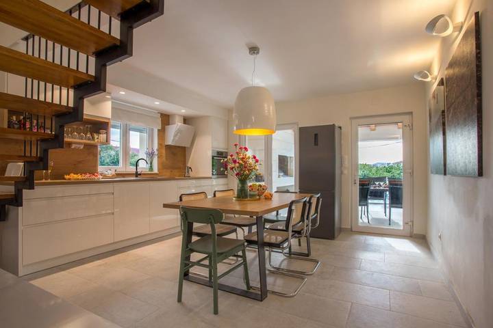 Villa pour 9 personnes, avec piscine ainsi que jardin et jacuzzi, animaux acceptés à Split - 4